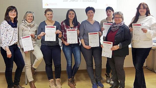"Niko"-Projektleiterin Annett Schlegel freute sich mit den Notfall-Betreuerinnen (von links) Hedwig Schnappauf, Luisa Grüdl, Michelle Höfner, Kerstin Grüdl, Viola Gertloff, Beate Schmidt und Yvonne Haußner, die ihre Abschlussprüfung erfolgreich gemeistert haben.  Foto: Heike Schülein