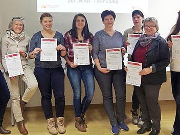 "Niko"-Projektleiterin Annett Schlegel freute sich mit den Notfall-Betreuerinnen (von links) Hedwig Schnappauf, Luisa Grüdl, Michelle Höfner, Kerstin Grüdl, Viola Gertloff, Beate Schmidt und Yvonne Haußner, die ihre Abschlussprüfung erfolgreich gemeistert haben.  Foto: Heike Schülein