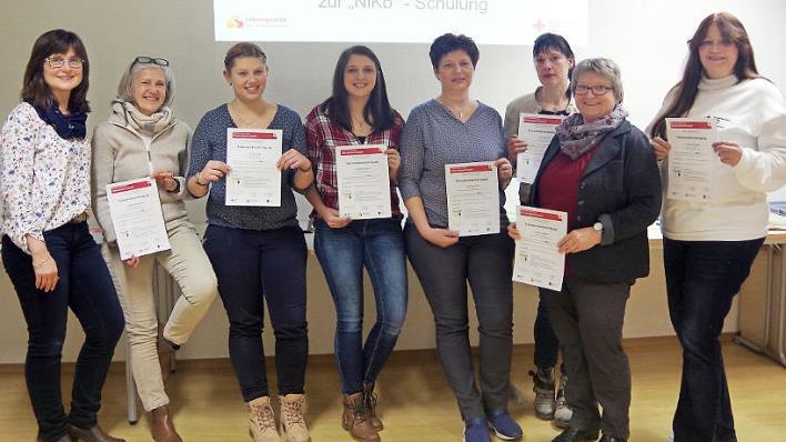"Niko"-Projektleiterin Annett Schlegel freute sich mit den Notfall-Betreuerinnen (von links) Hedwig Schnappauf, Luisa Grüdl, Michelle Höfner, Kerstin Grüdl, Viola Gertloff, Beate Schmidt und Yvonne Haußner, die ihre Abschlussprüfung erfolgreich gemeistert haben.  Foto: Heike Schülein