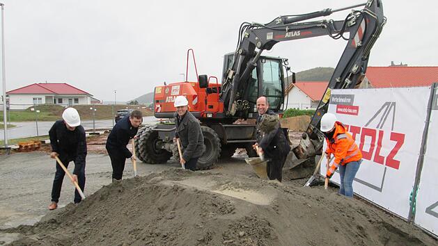 Den Spatenstich f&uuml;r das neue Feuerwehrhaus vollziehen (von links) Alexander Albert, Dominik Roth, Johannes Krumm, Michael Kohlhepp und Valentina Trisca. Fotos: Winfried Ehling