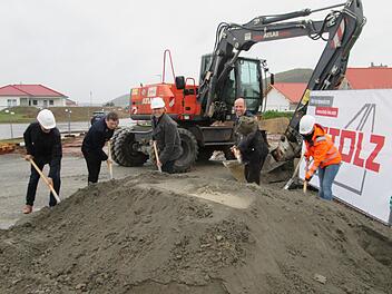 Den Spatenstich für das neue Feuerwehrhaus vollziehen (von links) Alexander Albert, Dominik Roth, Johannes Krumm, Michael Kohlhepp und Valentina Trisca. Fotos: Winfried Ehling