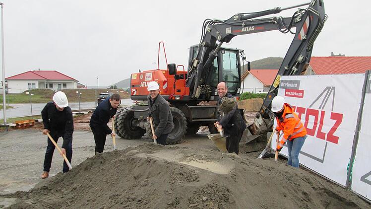Den Spatenstich für das neue Feuerwehrhaus vollziehen (von links) Alexander Albert, Dominik Roth, Johannes Krumm, Michael Kohlhepp und Valentina Trisca. Fotos: Winfried Ehling