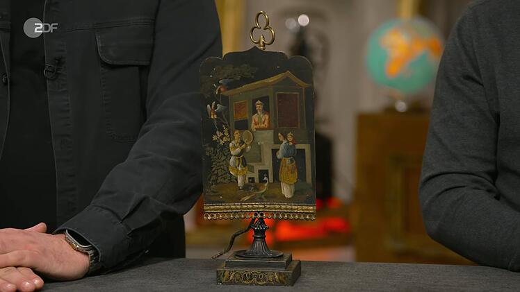 Ein sogenannter Blendschirm stammte laut Sven Deutschmanek von der Blechwarenfabrik Schaaffhausen und Dietz (Koblenz) und war von 1850. Der Wunschpreis lag bei 200 bis 250 Euro. Der Experte schätzte 700 bis 900 Euro. Markus Wildhagen zahlte sogar 1.050 Euro.
