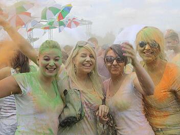 Lore (von links), Katha, Luisa und Janina waren gestern extra aus Fulda nach Bad Kissingen gekommen und hatten bei den stündlichen Farb-Countdowns ihren Spaß. Fotos: Ralf Ruppert