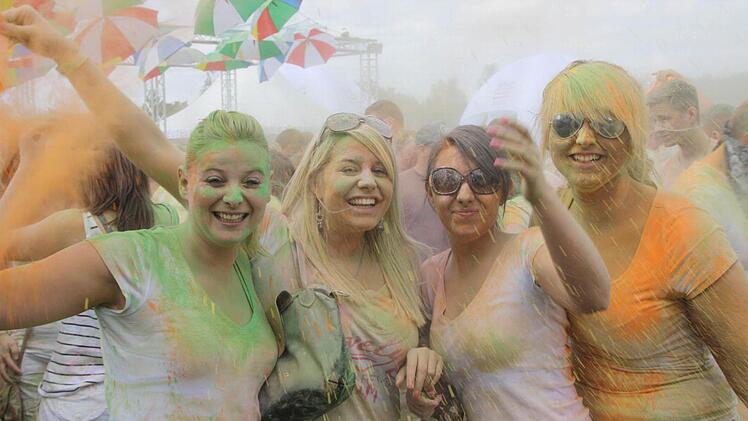 Lore (von links), Katha, Luisa und Janina waren gestern extra aus Fulda nach Bad Kissingen gekommen und hatten bei den stündlichen Farb-Countdowns ihren Spaß. Fotos: Ralf Ruppert