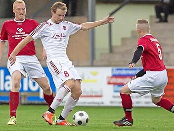Das 1:0 von Steffen Hönninger (Mitte), hier gegen den Ludwigsstadter Florian Lungmuß, reichte nicht, am Ende kamen die Gästen noch zum Ausgleich.  Foto: Uwe Gick