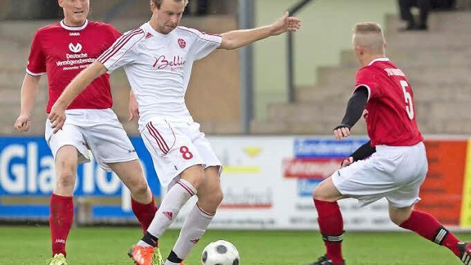 Das 1:0 von Steffen Hönninger (Mitte), hier gegen den Ludwigsstadter Florian Lungmuß, reichte nicht, am Ende kamen die Gästen noch zum Ausgleich.  Foto: Uwe Gick