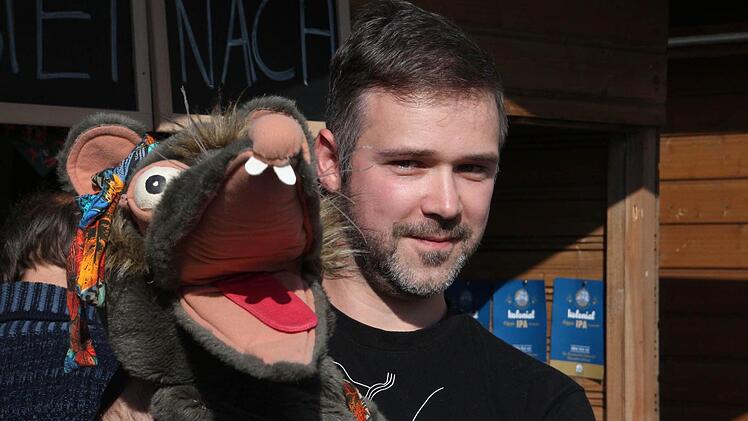 Das Steinacher Kulturmaskottchen Walli (links).