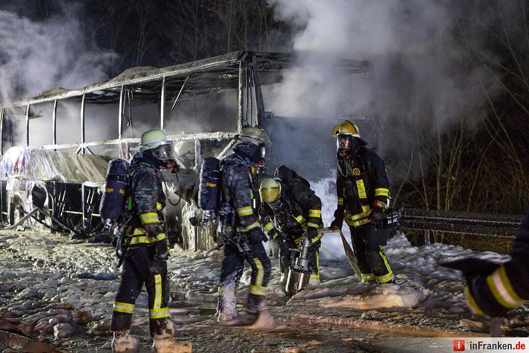 Reisebus auf der A3 ausgebrannt