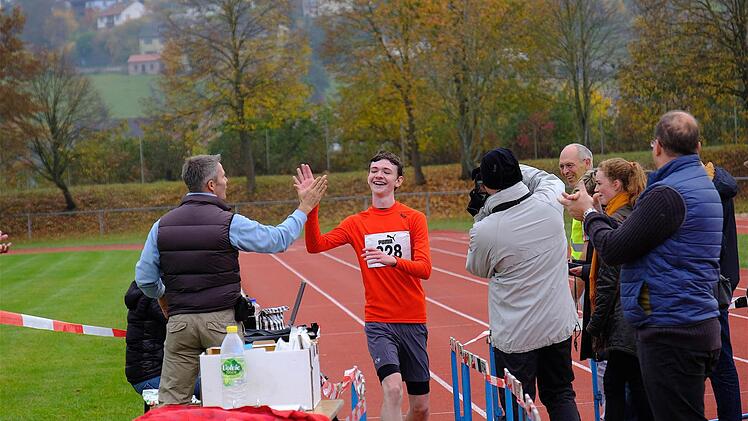 Für Sieger Linus Mußmächer gibt es einen Handschlag.Foto: Gerd Schaar