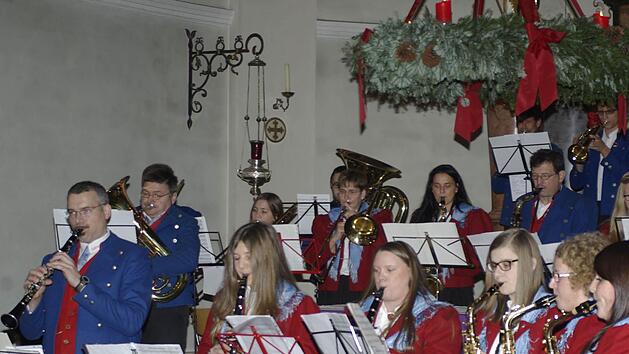 Das Große Orchester der Untererthaler Musikanten stellte beim Adventskonzert sein Können unter Beweis. Foto: Winfried Ehling