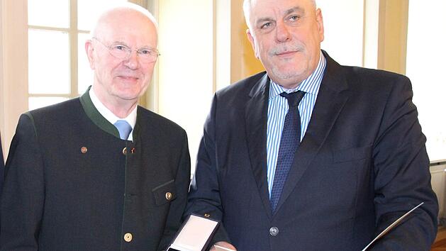 Johannes Thaben (links) erhielt die Verdienstmedaille des Verdienstordens der Bundesrepublik Deutschland. Oberb&uuml;rgermeister Norbert Tessmer durfte die Ehrung vornehmen. Foto: Simone Bastian