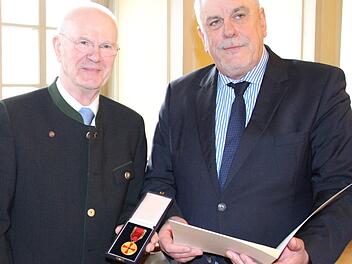 Johannes Thaben (links) erhielt die Verdienstmedaille des Verdienstordens der Bundesrepublik Deutschland. Oberbürgermeister Norbert Tessmer durfte die Ehrung vornehmen. Foto: Simone Bastian