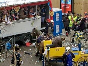 Bei dem Kutsch-Unglück in Köln sind fünf Personen verletzt worden. Foto: dpa