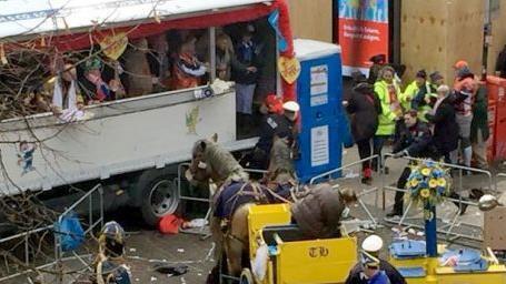 Bei dem Kutsch-Unglück in Köln sind fünf Personen verletzt worden. Foto: dpa