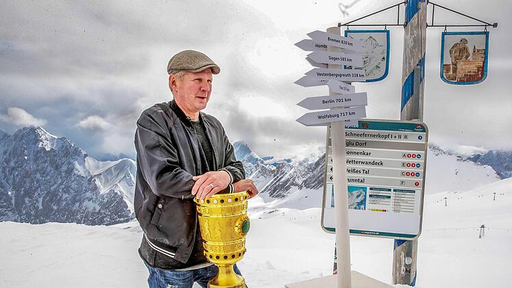 Stefan Effenberg beim Start der DFB-Pokal-Tour auf der Zuspitze mit der Original-Trophäe Foto: ergo