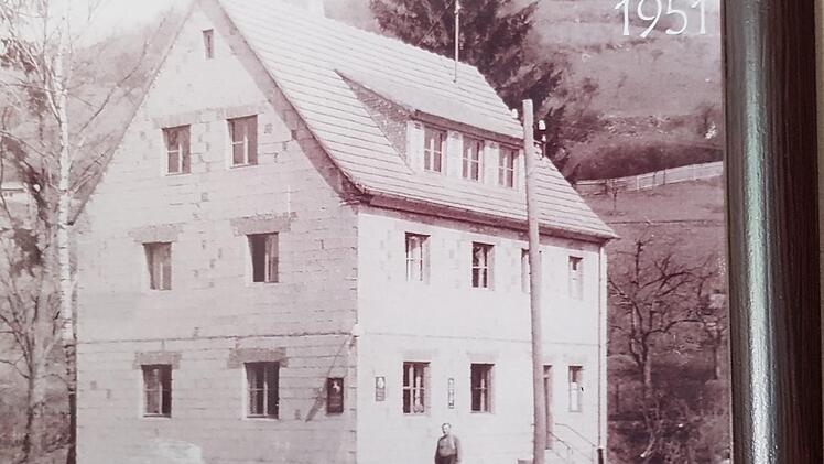 Ein altes Foto zeigt den Neubau der Familie Anna und Peter  Reitz 1951:  Dieses Gebäude wurde das "Hotel Wallburg".
