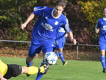 Eine gewisse Robustheit und Galligkeit verlangt M&uuml;nnerstadts Trainer Klaus Keller von seinem Team. Lukas Schmittzeh hat dies in dieser Szene absolut verinnerlicht.Hopf