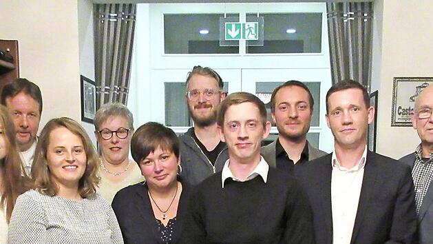 SPD-Landratskandidat Thomas Menz (3. von links) und SPD-B&uuml;rgermeisterkandidat Jan Marberg (rechts) mit den Stadtratskandidaten der Bad Br&uuml;ckenauer SPD (von links): Ralf Ke&szlig;ler, Jasmin Holletzek, Claudia Dorn, Angelika Somaruga, Julia Schumm, Steffen Hildenbrand, Benjamin Wildenauer, David Fronczek, Florian Wildenauer und Helmut Sharp.  Foto: Timo Ortloff