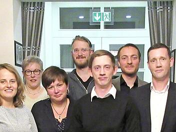 SPD-Landratskandidat Thomas Menz (3. von links) und SPD-Bürgermeisterkandidat Jan Marberg (rechts) mit den Stadtratskandidaten der Bad Brückenauer SPD (von links): Ralf Keßler, Jasmin Holletzek, Claudia Dorn, Angelika Somaruga, Julia Schumm, Steffen Hildenbrand, Benjamin Wildenauer, David Fronczek, Florian Wildenauer und Helmut Sharp.  Foto: Timo Ortloff