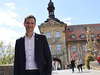 Am Sonntag organisierte Geschäftsführer Philipp Galewski bei bestem Wetter eine Führung durchs gut besuchte Bamberg und gab damit einen Vorgeschmack auf seine Philosophie: Das Brose-Team soll wieder mehr in der Stadt verankert werden.  Fotos: Daniel Löb