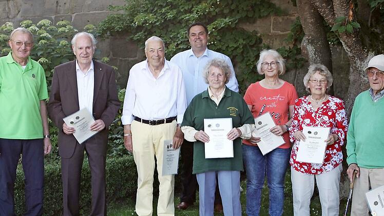Eine Reihe von langjährigen Mitgliedern wurde beim Frankenwaldverein ausgezeichnet. Im Bild die Geehrten mit Obmann Georg Barnickel (links) und Zweitem Bürgermeister Michael Zwingmann (Vierter von links).