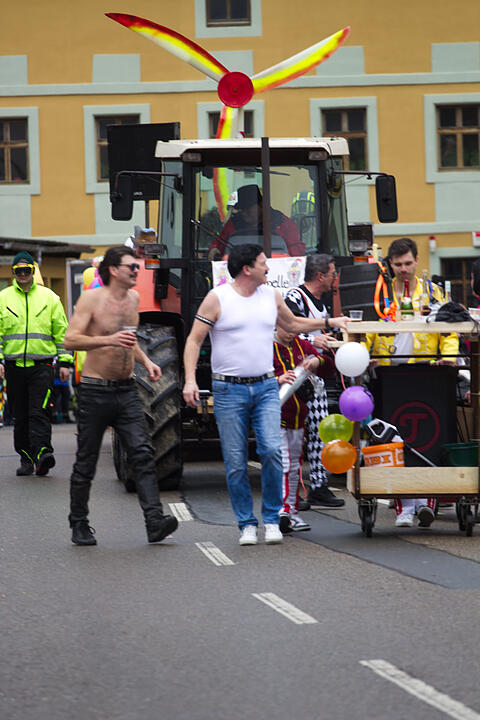 Bunter Zug durch die Straßen mit Finale am Marktplatz