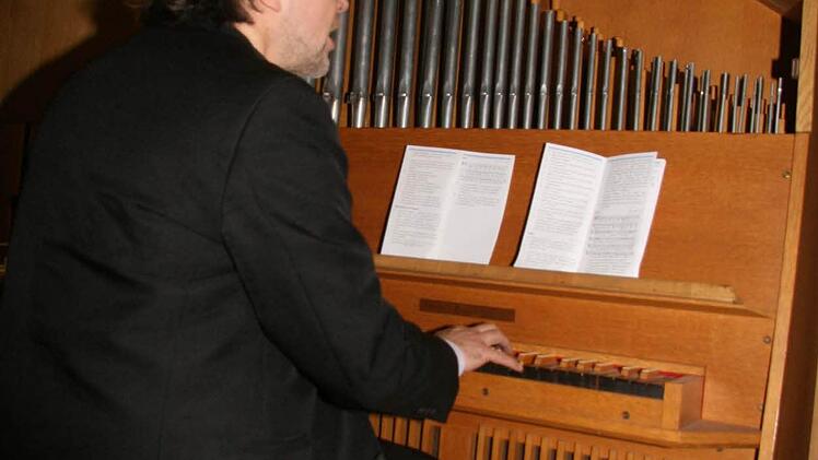 Kirchenmusiker Johannes Förtsch an der Orgel