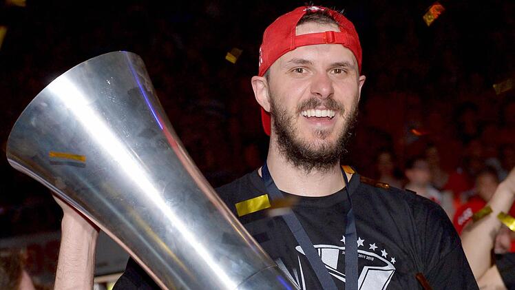 Bostjan Nachbar feierte die gewonnene Basketballmeisterschaft mit dem Pokal. Laut Medienberichten wird er wohl zum FC Barcelona Basketball wechseln. Foto: David Ebener/dpa