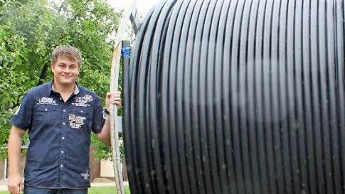Tobias Walter an einer der riesigen Kabelrollen im Ortsteil Draisdorf