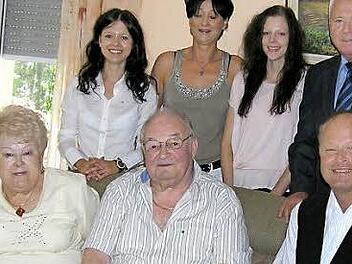 Als Webereitechniker kam Hans-Jürgen Eckerscham (vorn Mitte) weit in der Welt herum. Nun konnte er seinen 80. Geburtstag mit Ehefrau Gertrud (vorne links) und etlichen Gästen feiern. Foto: Heinz Marrr