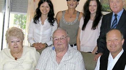 Als Webereitechniker kam Hans-Jürgen Eckerscham (vorn Mitte) weit in der Welt herum. Nun konnte er seinen 80. Geburtstag mit Ehefrau Gertrud (vorne links) und etlichen Gästen feiern. Foto: Heinz Marrr