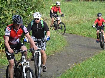 Auch bergauf in die Pedale treten mussten die Mountainbiker beim Kothener Rad-Vierer. Als Belohnung gab es aber auch Gefällstrecken. Foto: Sebastian Heurich