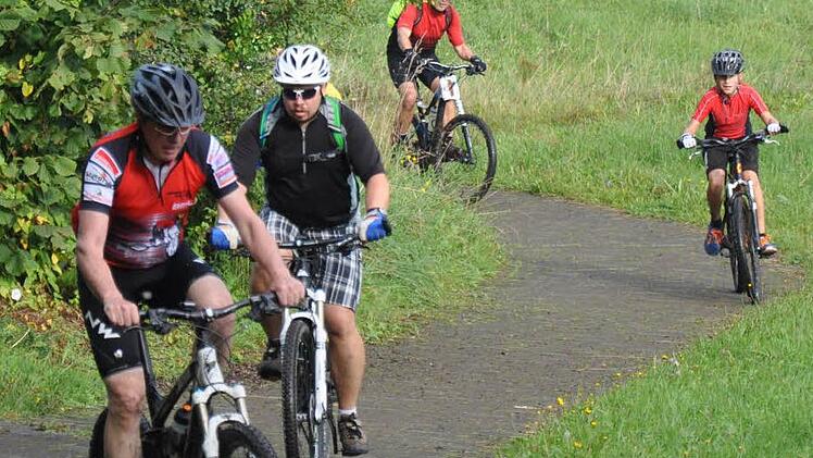 Auch bergauf in die Pedale treten mussten die Mountainbiker beim Kothener Rad-Vierer. Als Belohnung gab es aber auch Gefällstrecken. Foto: Sebastian Heurich