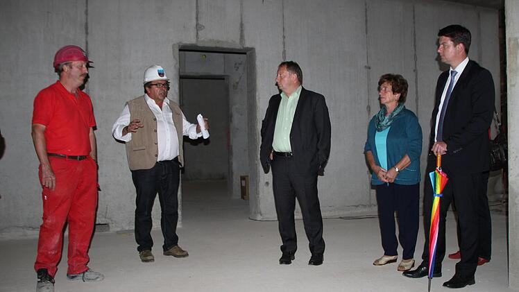 Im Rohbau: Polier Detlef Liche (von links) und Martin Schneider von der Hochbauverwaltung des Landratsamts Bad Kissingen erklären Landrat Thomas Bold, Irmgard Heinrich uns Sandro Kirchner den Baufortschritt.