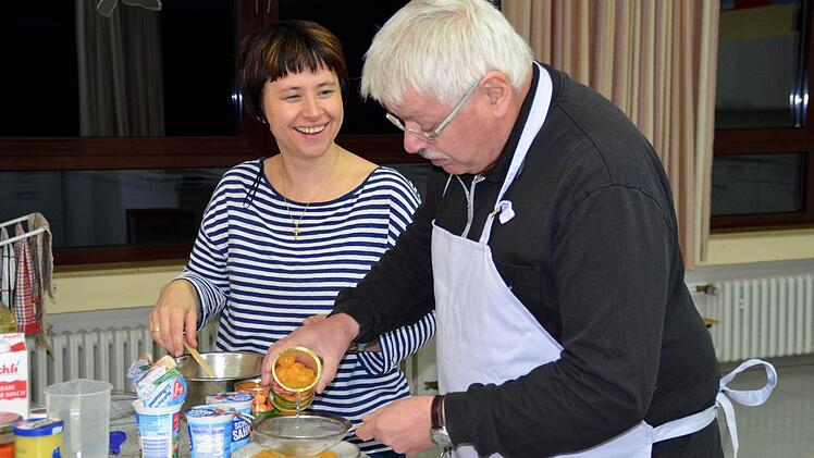 Der Spaß kommt beim Kochen mit Männern natürlich nicht zu kurz. Hier freut sich Corinna Raab mit Helmut Schneider. Foto: Kathrin Kupka-Hahn