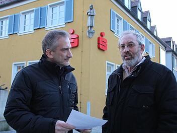 Für die Höchstadter CSU-Politiker Alexander Schulz und Franz Rabl (v.l.) wird die Fusionsdebatte zu emotional geführt.  Foto: Christian Bauriedel