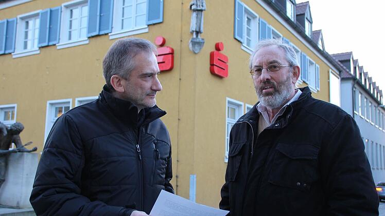 Für die Höchstadter CSU-Politiker Alexander Schulz und Franz Rabl (v.l.) wird die Fusionsdebatte zu emotional geführt.  Foto: Christian Bauriedel