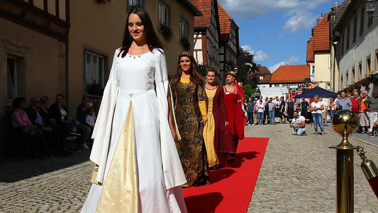 Modenschau Barockkleider Foto: Bettina Knauth