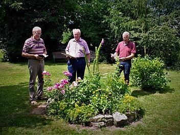 Die Kreisbewertungskommission mit (von links) Horst Heinlein, Herbert Reuther, und Volker Wündisch inspizierte 38 Gartenanlagen im Landkreis Kronach. Foto: Gerd Fleischmann