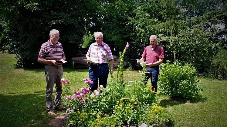 Die Kreisbewertungskommission mit (von links) Horst Heinlein, Herbert Reuther, und Volker Wündisch inspizierte 38 Gartenanlagen im Landkreis Kronach. Foto: Gerd Fleischmann