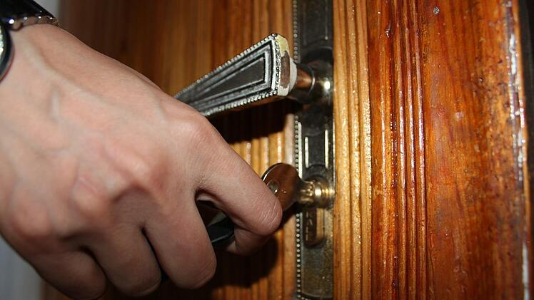 Als ein 38-j&auml;hriger Mann  im Wohnhaus seiner Mutter &uuml;bernachten wollte, brauch ihm beim Versuch die Haust&uuml;re des Anwesens aufzuschlie&szlig;en, der Schl&uuml;ssel ab.  Die Polizei half - allerdings ohne den gew&uuml;nschten Erfolg. Symbolbild:pixabay.com/bohed