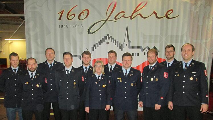 Kommandant Michael Ohmert und die Vorsitzenden Matthias Ruppert und Alexander Dangel (l.) dankten den Feuerwehrdienstleistenden (Foto) für  20 und 10 Jahre aktiven Dienst mit dem Dienstaltersabzeichen.  Winfried Ehling