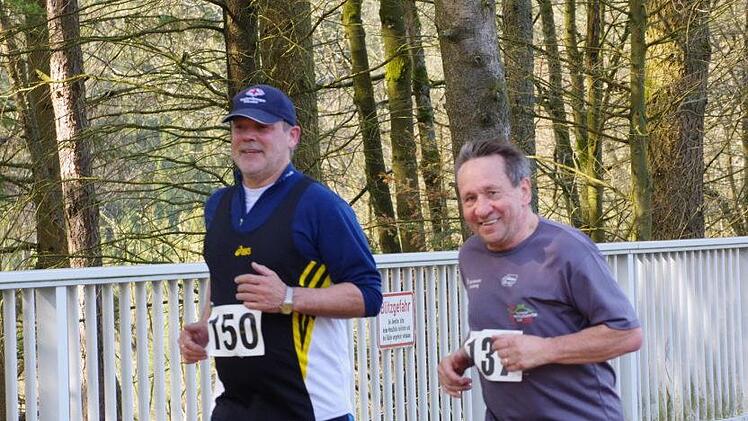 Auf der Viertelmarathon-Strecke waren die beiden Bürgermeister Gerhard Wunder aus Steinwiesen (links) und Norbert Gräbner aus Marktrodach unterwegs. Foto: Hans Franz