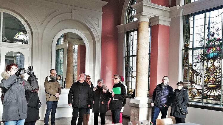 Das Eckrisalit im Luitpoldbad mit seinen Jugendstilfenstern begeisterte auch das Ehepaar Gabrielski aus Brandenburg. Foto: Sigismund von Dobschütz