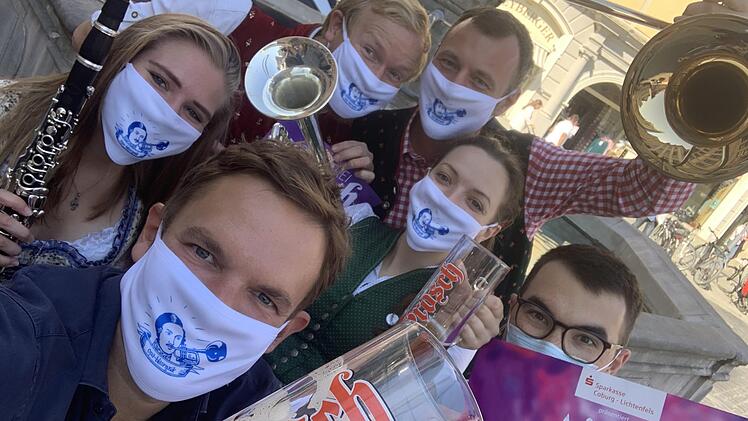 Zwei Stunden Wiesn-Hits wollen die 25 Musiker und Musikerinnen (einige sind hier mit Maske zu sehen) präsentieren, in voller Besetzung und wie immer hemmungslos bunt. Foto: Christian Limpert