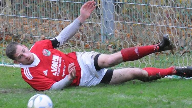 Der "falsche" Torwart: Fabian Schroll, Kapit&auml;n der SG Schondra, fischt den Ball von der Linie. Den anschlie&szlig;enden Strafsto&szlig; verwertete Marco Niebling zur Garitzer F&uuml;hrung. Foto: ssp