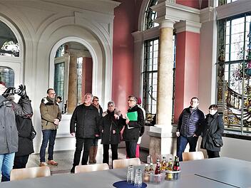 Der Eckrisalit Ost im Luitpoldbad ist einer der historischen Säle, die die Staatsbad GmbH für Veranstaltungen vermietet. Auf dem Foto besichtigt ihn eine Welterbe-Besuchergruppe.