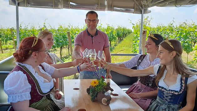 Bei einer Planwagenfahrt durch die Weinberge der Mainschleife geh&ouml;rt eine Weinverkostung einfach dazu.