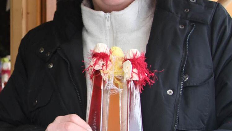 Petra Neumann bietet selbstgemachte Liköre an.